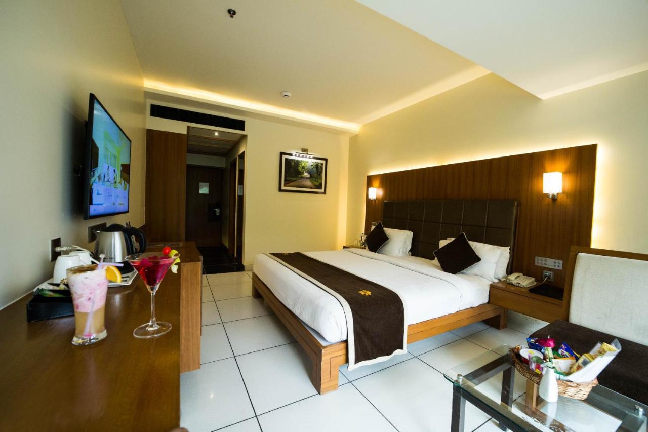 The Gold Beach Resort Даман Экстерьер фото