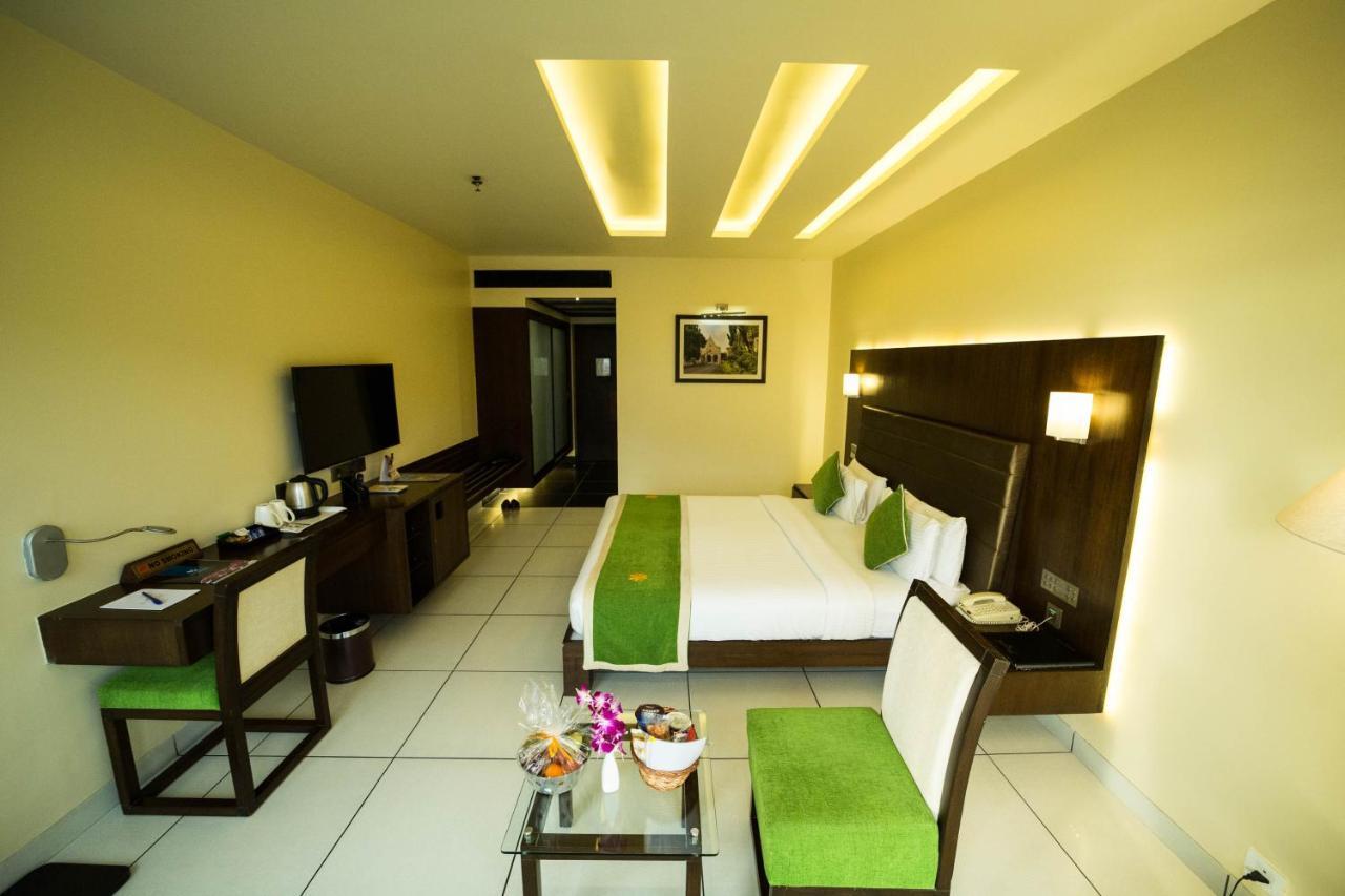 The Gold Beach Resort Даман Экстерьер фото